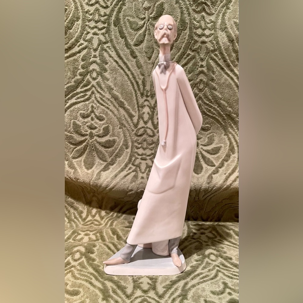 “LLADRO” PORCELAIN GLOSSY FIGURINE-DOCTOR #4602  RETIRED- MADE IN SPAIN